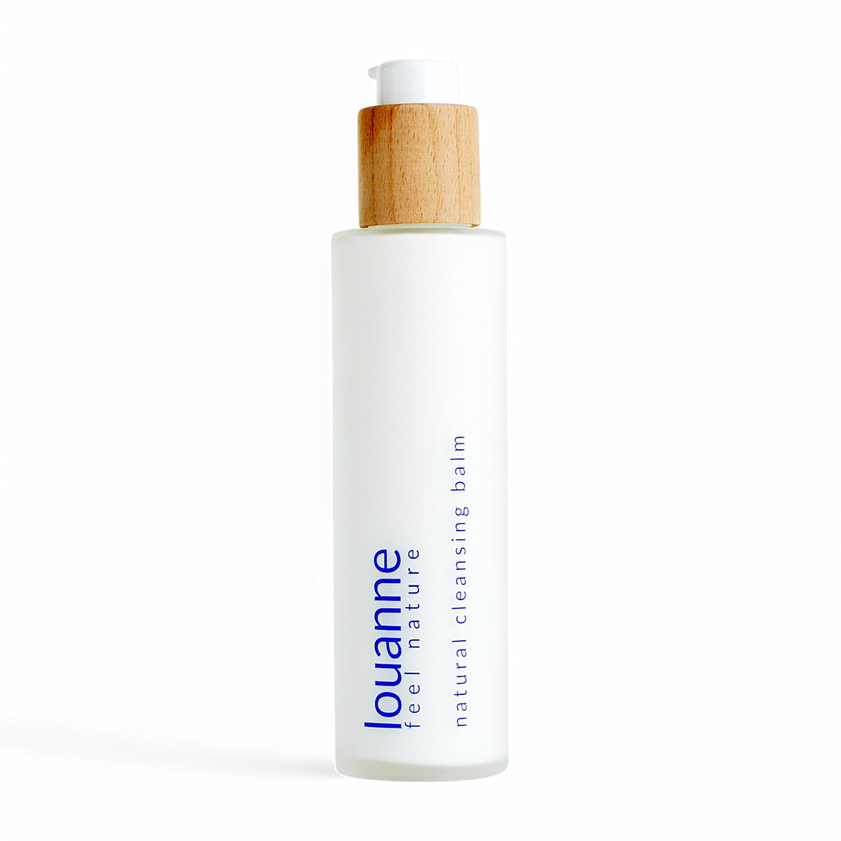 Produktbild des louanne feel nature – palmölfreier Natural Cleansing Balm in mattierter Glasflasche mit Holzpumpe, freigestellt auf weißem Hintergrund