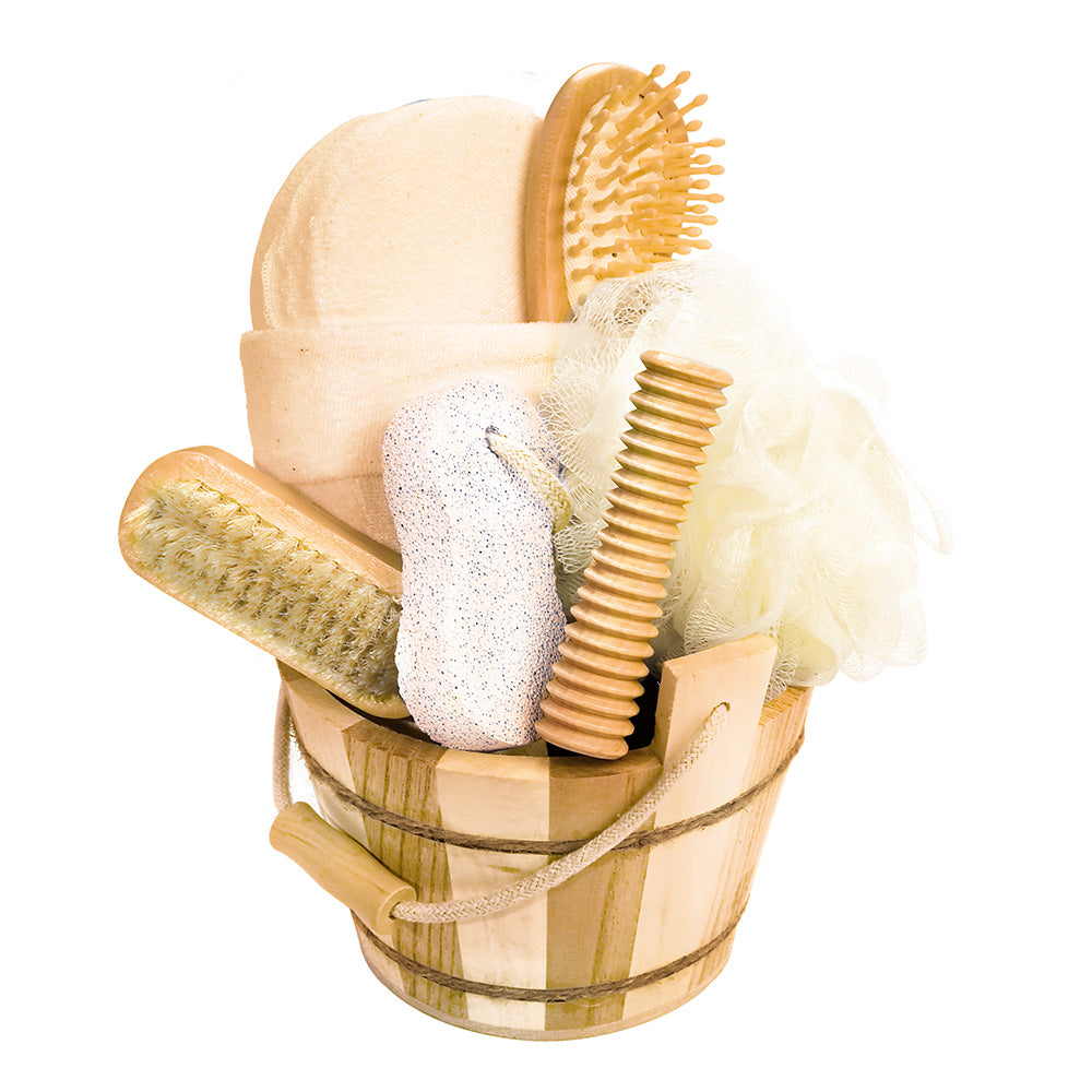 Wellness-Set im Holzbottich – 7-teiliges Naturpflege-Set mit Bürsten, Schwamm & Peelingstein auf hellem Hintergrund.