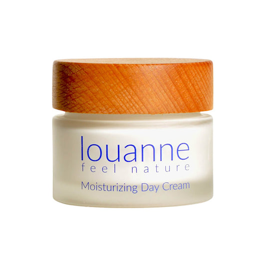 Louanne feel nature – palmölfreie Moisturizing Day Cream in mattierter Glasflasche mit Holzpumpe, freigestellt auf weißem Hintergrund