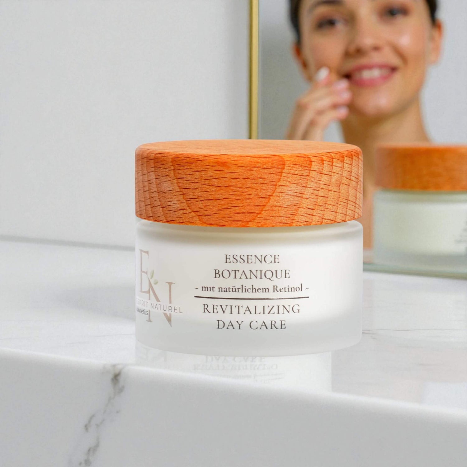 Frau trägt Essence Botanique Revitalizing Day Care auf – natürliche Anti-Aging-Pflege mit pflanzlichem Retinol.