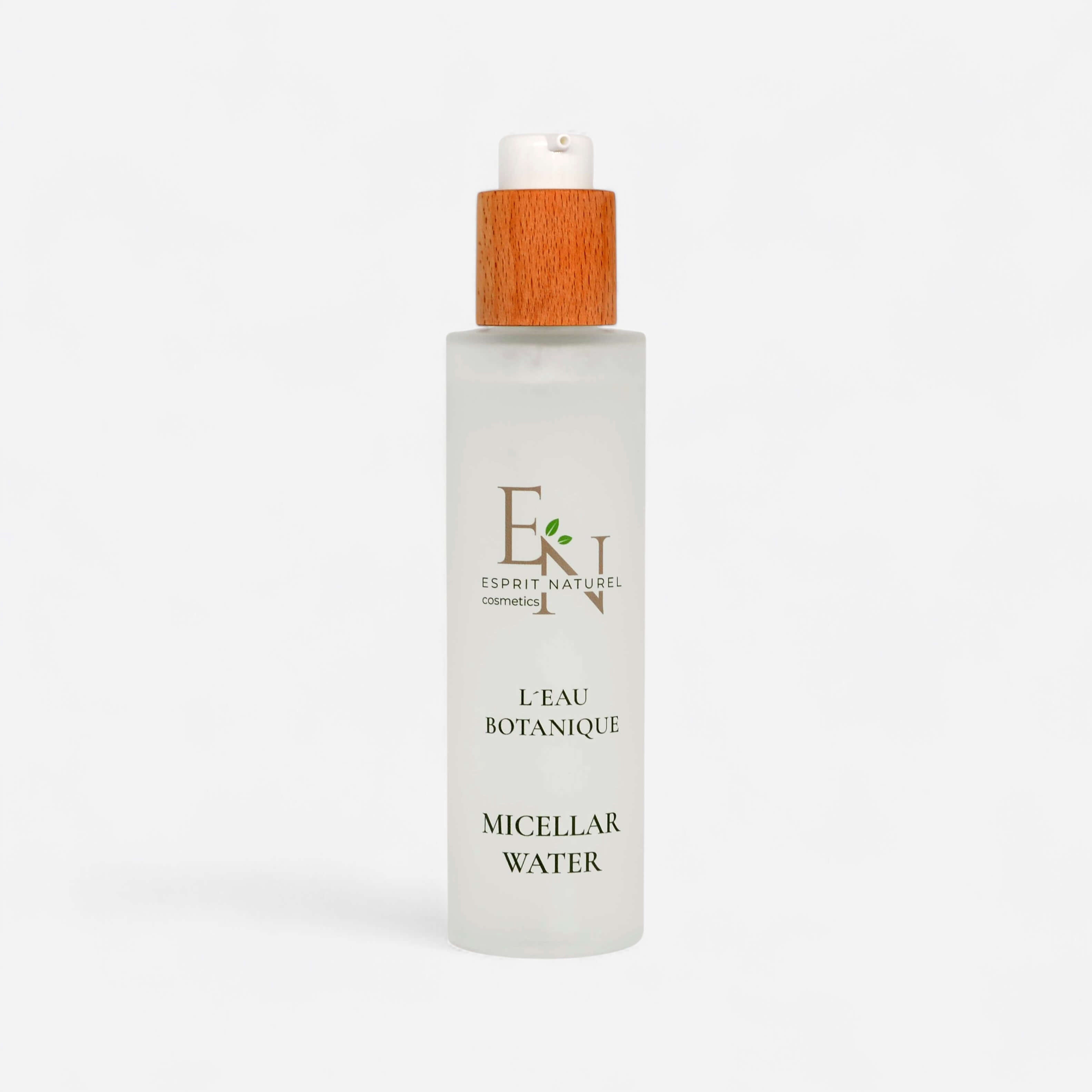 Produktbild Esprit Naturel L’Eau Botanique Micellar Water – sanftes Mizellenwasser in Glasflasche mit Holzverschluss, vegan, palmölfrei und für empfindliche Haut geeignet.