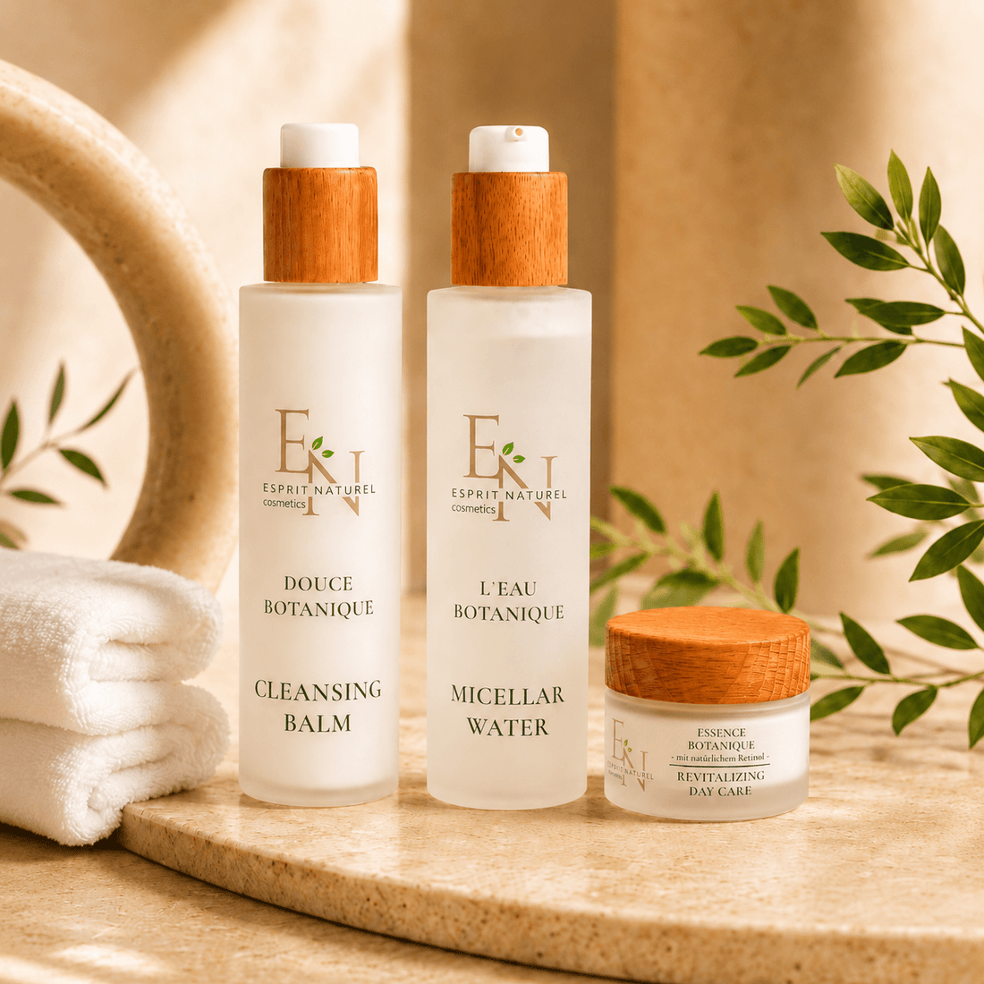 Esprit Naturel Skincare Routine mit Cleansing Balm, Micellar Water und Revitalizing Day Care im natürlichen Spa-Design für gepflegte und strahlende Haut